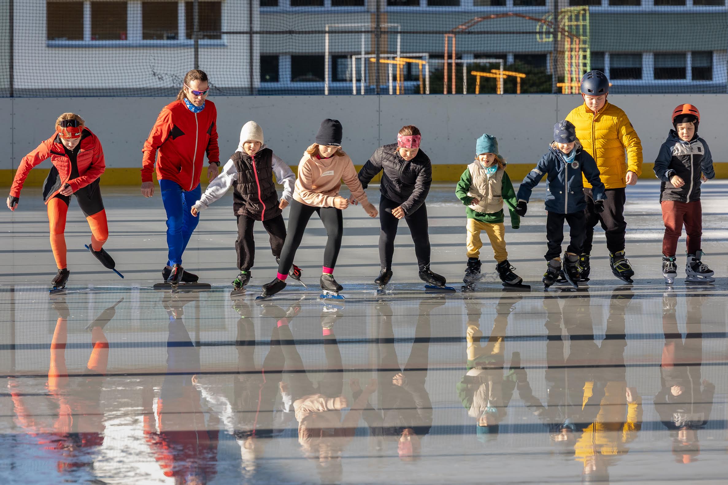 Helin Kuus (vasakult), Märt Kuus, Mari Ott, Sandra Raudsepp, Adeele Tinno, Sumi Samuel, Siim Torp, Paul Lillmaa, Johan Lillmaa 13. märtsil hooaja viimases jäätrennis Vastseliina uisuväljakul. Jääl olev vesi võttis küll kiirust maha, kuid treening said edukalt peetud. Foto: AIGAR NAGEL